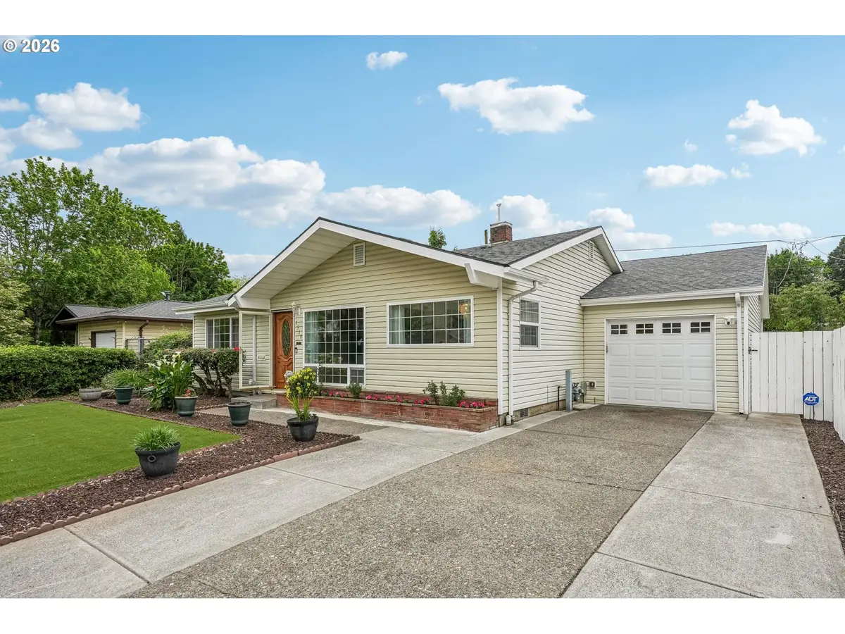 7918 SE Lincoln St, Portland, OR 97215 - #1