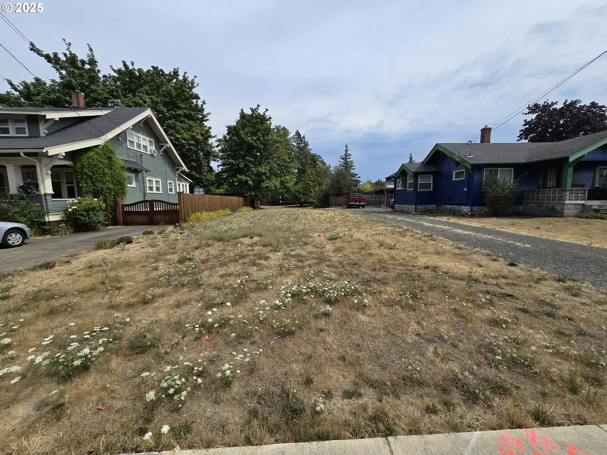 212 N James St, Silverton, OR 97381 - Image #1