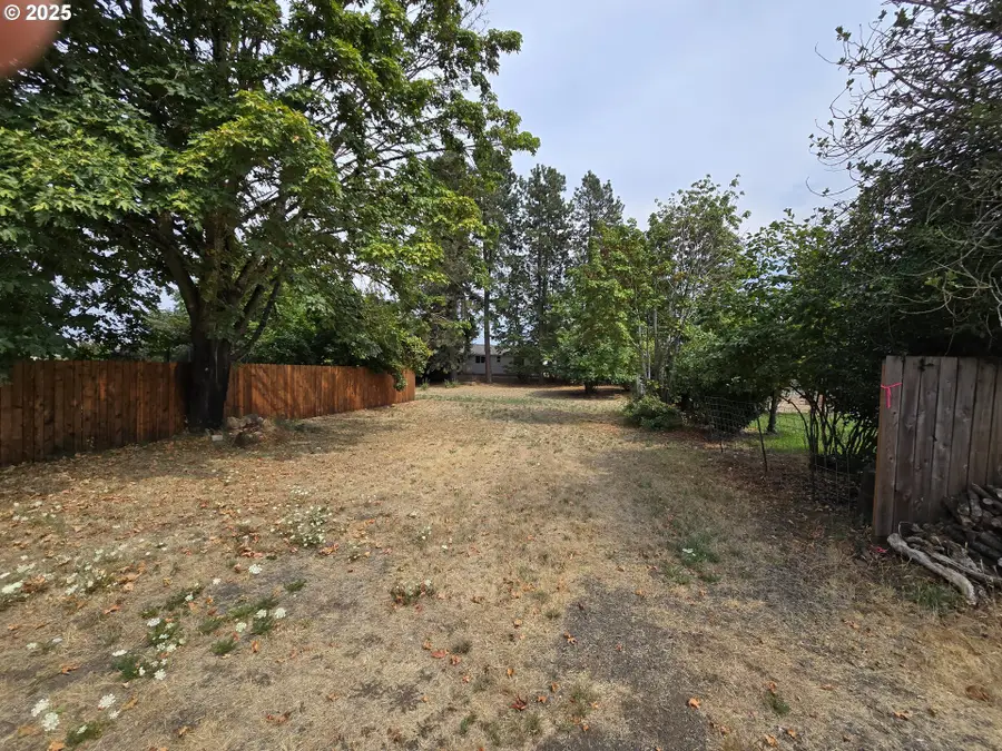 212 N James St, Silverton, OR 97381 - Image #2