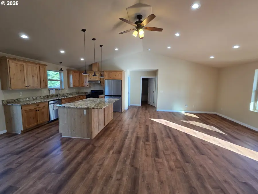 5137 Grange Rd, Roseburg, OR 97471 - #3