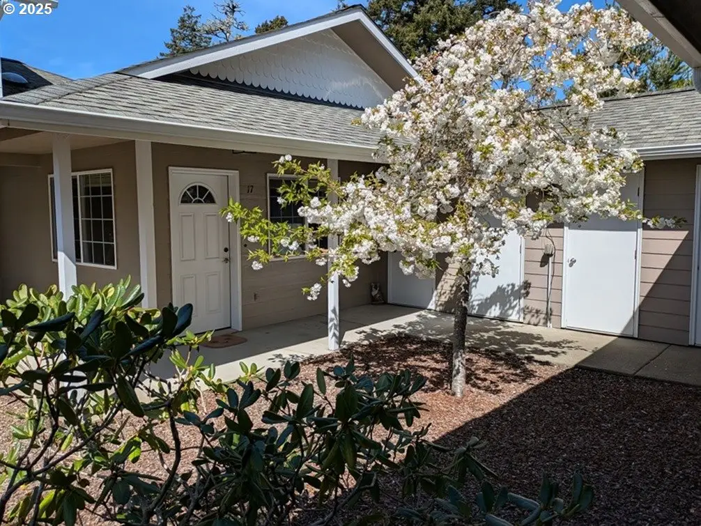 1150 Hemlock St E #17, Florence, OR 97439 - Image #1
