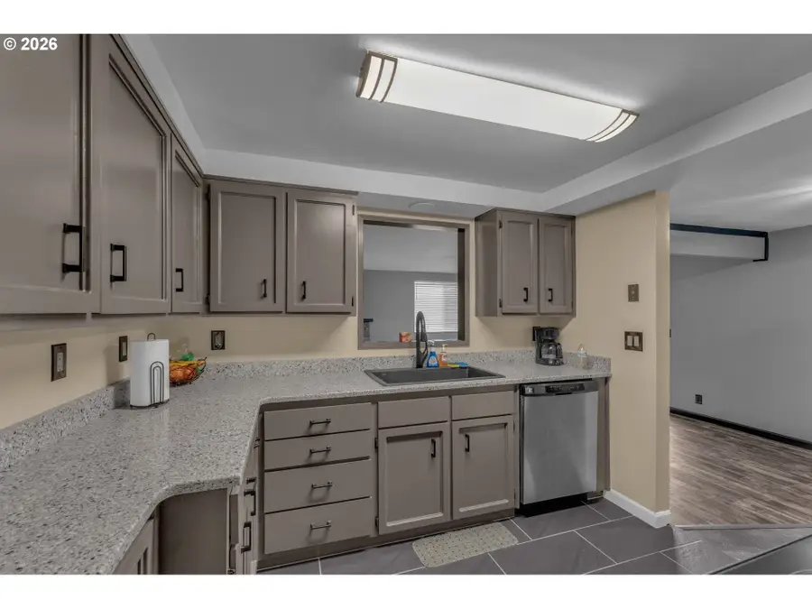 1735 Rainbow Dr, Springfield, OR 97477 - #3