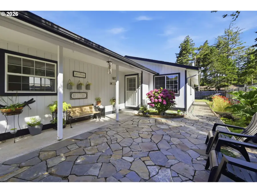 2055 11th St, Florence, OR 97439 - #3