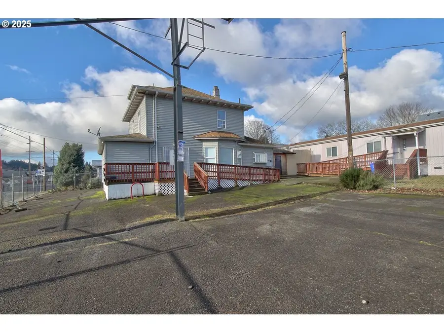 8523 SE Stark St, Portland, OR 97216 - Image #2