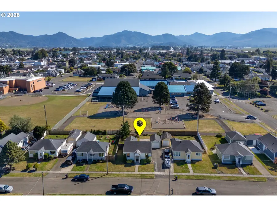 801 Manor Pl, Tillamook, OR 97141 - #3