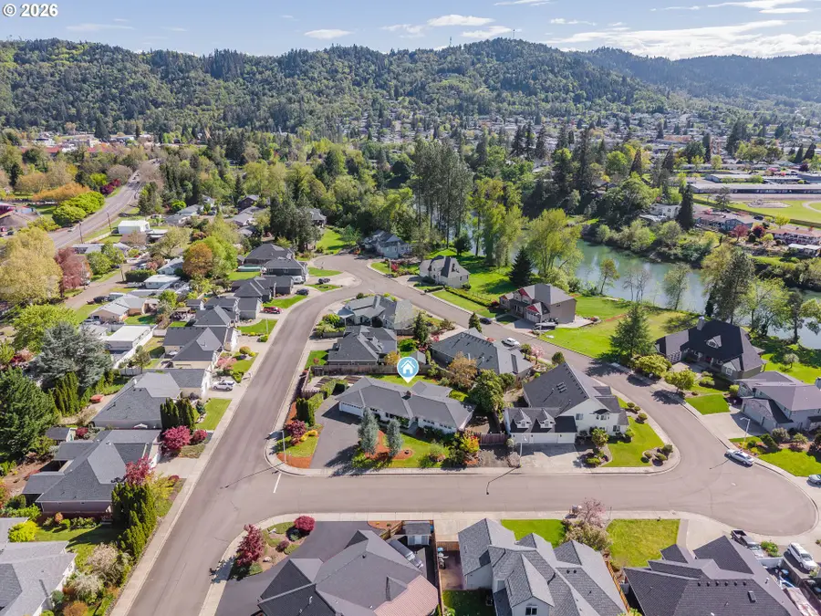 1025 NW Basco Ave, Roseburg, OR 97471 - #2