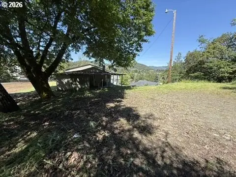 1410 NW Grove St, Roseburg, OR 97471 - #3