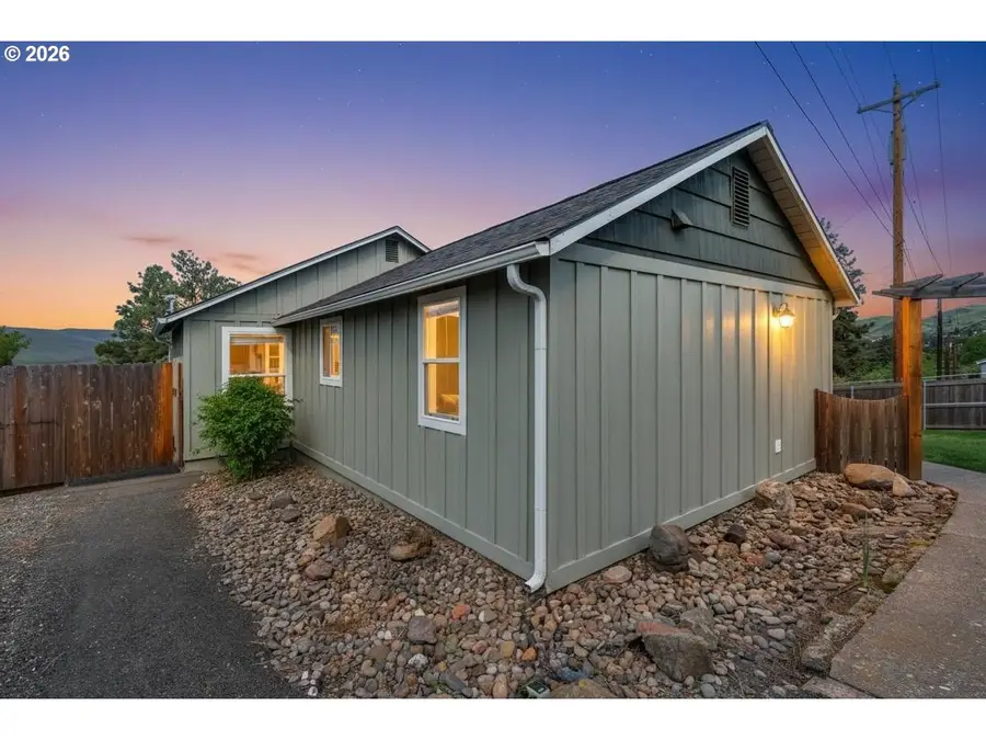 410 E 15th Pl, The Dalles, OR 97058 - #3