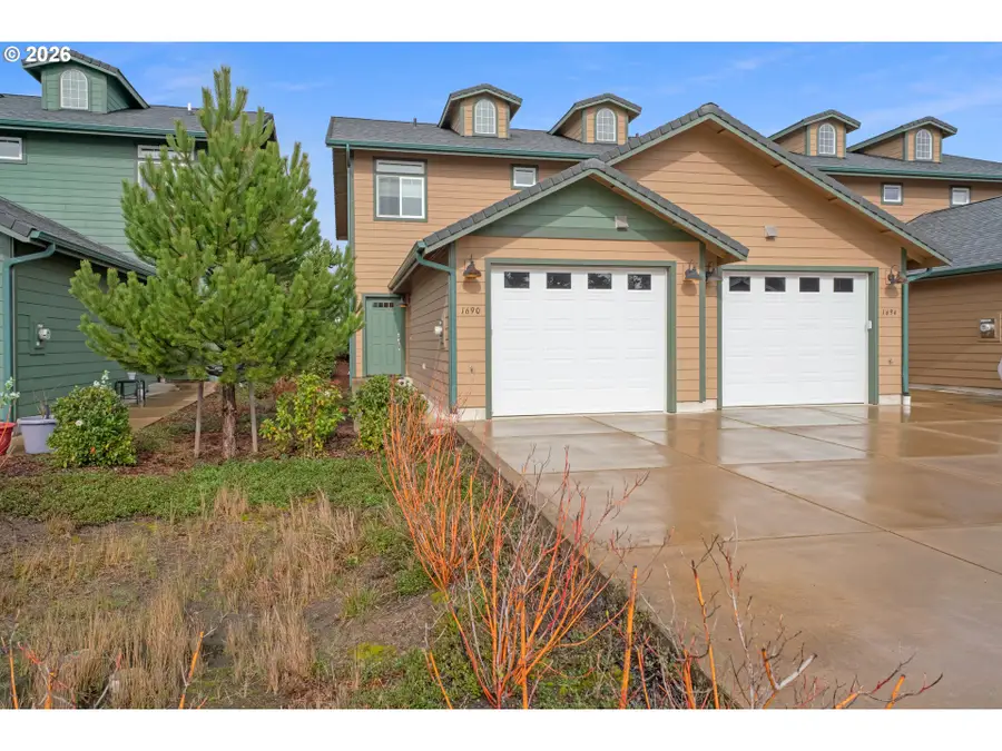 1690 32nd St, Florence, OR 97439 - #2