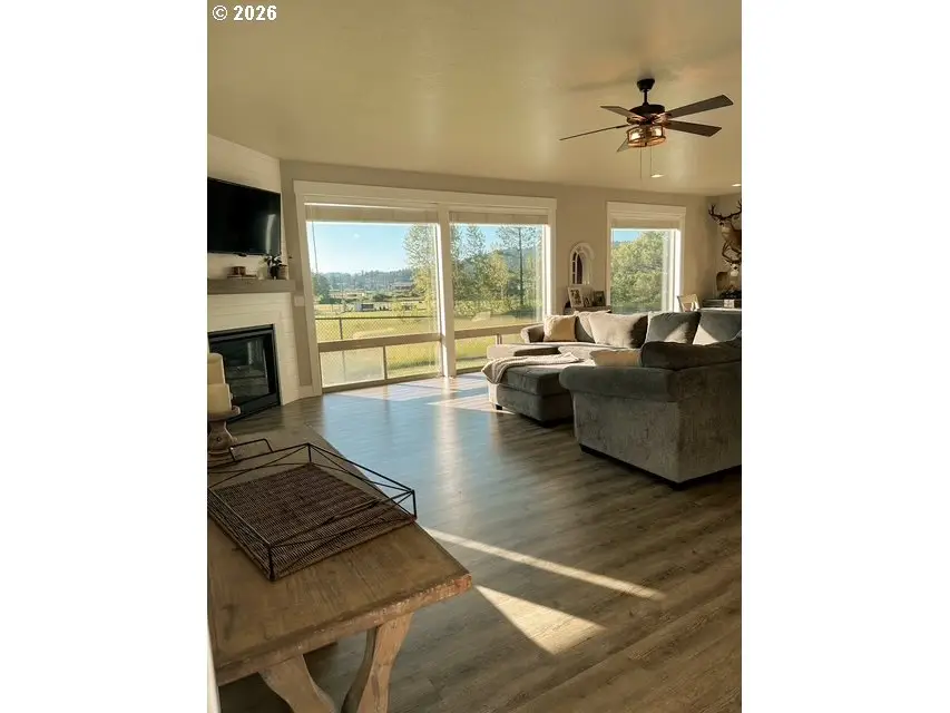 946 S Calapooia St, Sutherlin, OR 97479 - #3