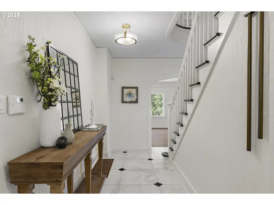 2869 SW Champlain Dr, Portland, OR 97205 - Image #2