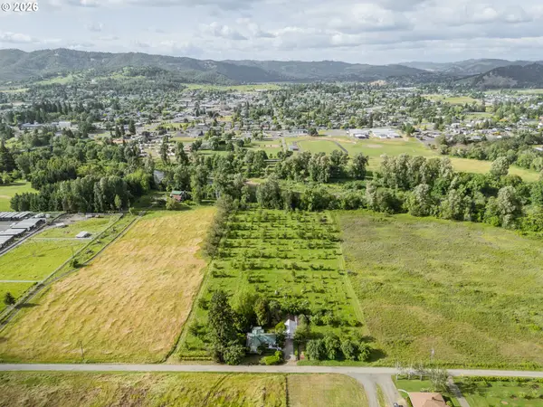 572 Dillard Gardens Rd, Winston, OR 97496