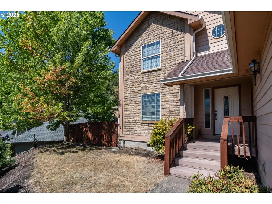 1592 NE Rocky Dr, Roseburg, OR 97470 - Image #2