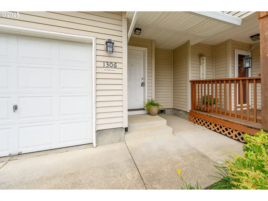 1306 N Parkside Ln, Newberg, OR 97132 - Image #2
