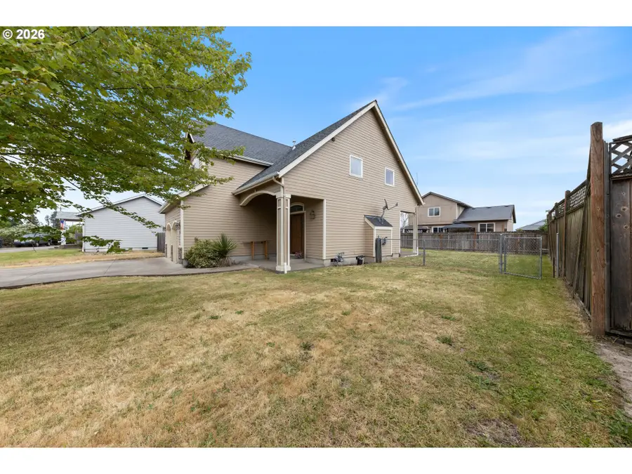 886 N 7th St, Harrisburg, OR 97446 - #3