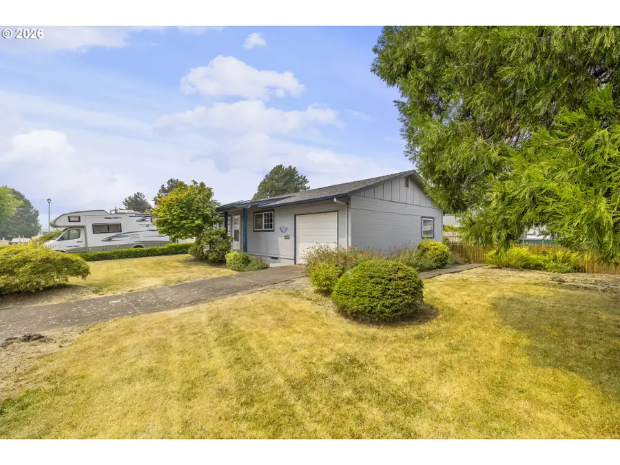 2101 Country Club Ct, Woodburn, OR 97071 - #3