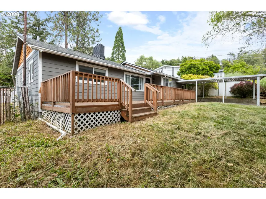 1064 NE Knoll Ave, Roseburg, OR 97470 - #2