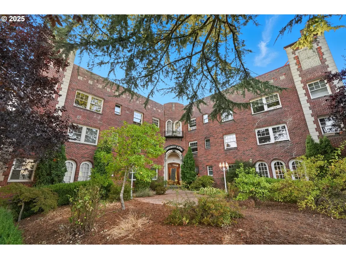 711 NE Randall Ave #203, Portland, OR 97232 - Image #1