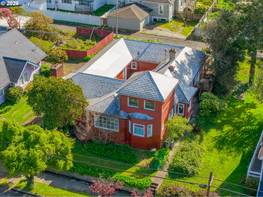 1447 Sherman Ave, North Bend, OR 97459 - #3