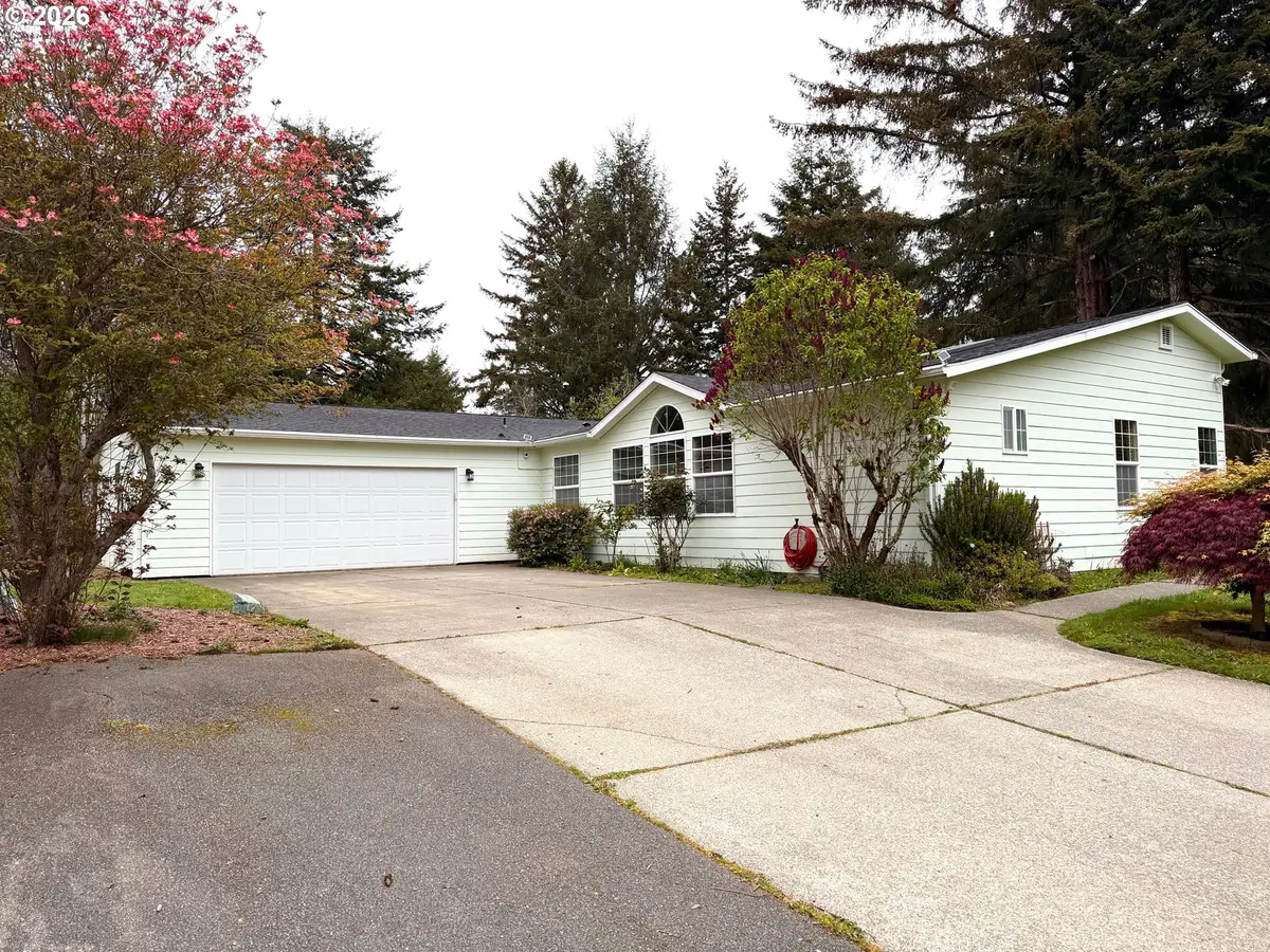 1157 8th St, Bandon, OR 97411 - #1