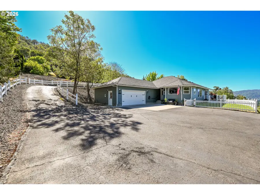 2804 NW Daysha Dr, Roseburg, OR 97471 - #2