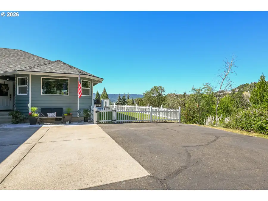 2804 NW Daysha Dr, Roseburg, OR 97471 - #3