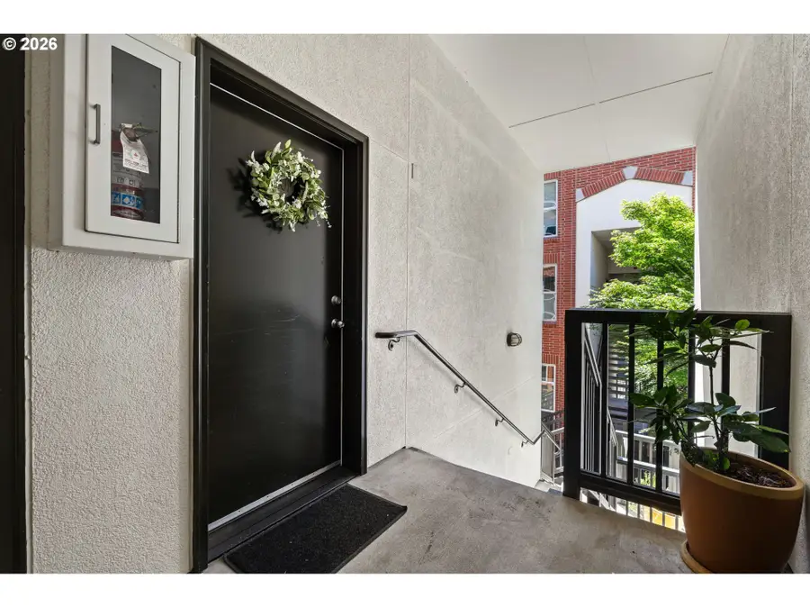 1009 NW Hoyt St #201, Portland, OR 97209 - #2