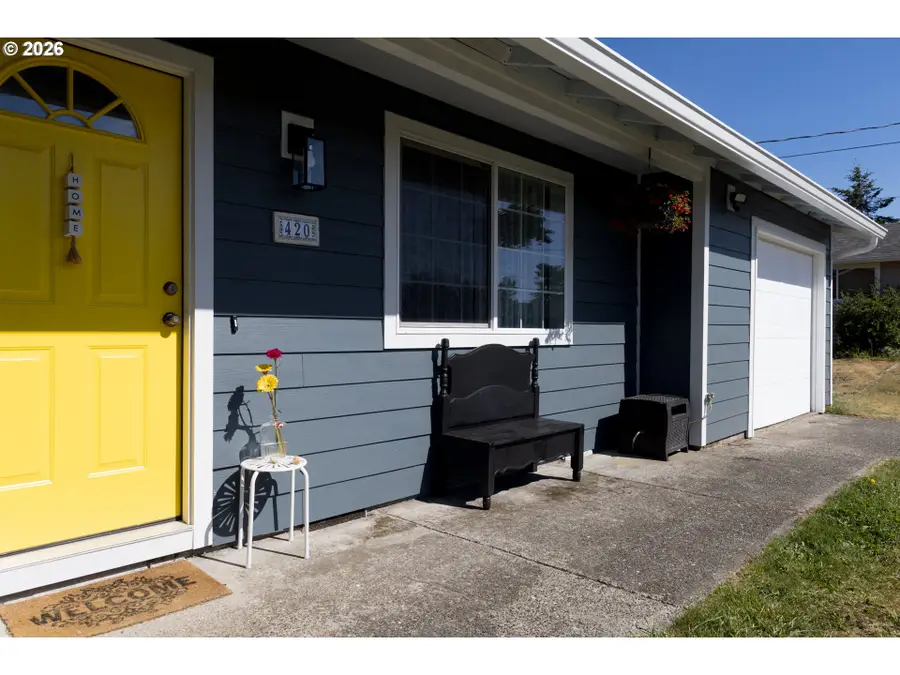 420 Juniper St, Florence, OR 97439 - #2