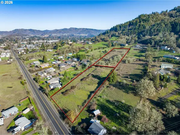 1448 Lookingglass Rd, Roseburg, OR 97471