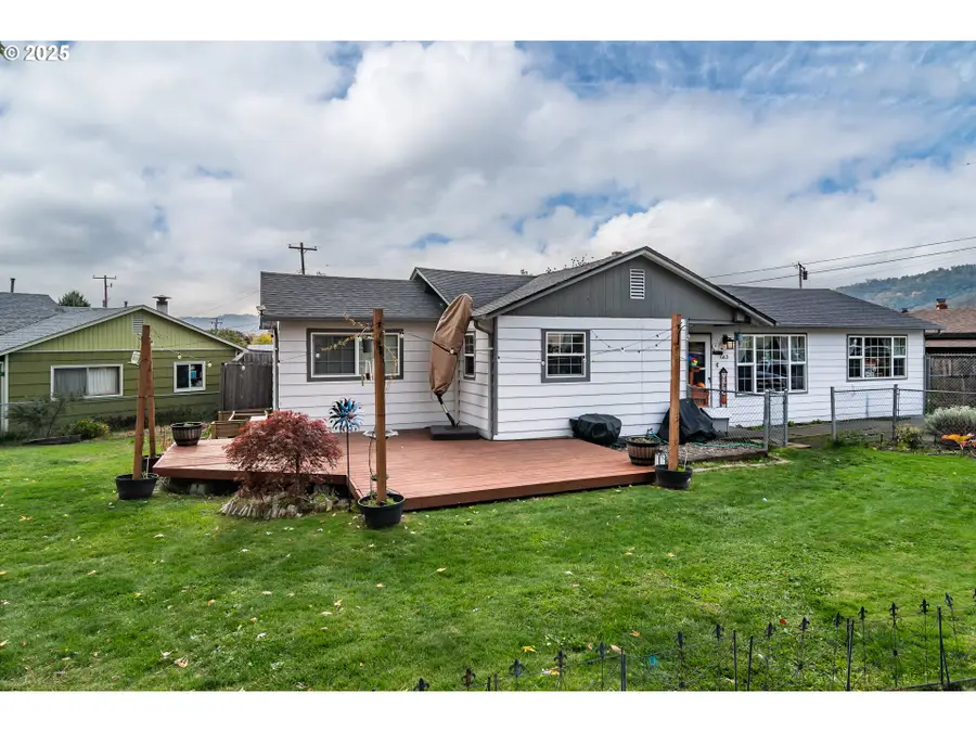 663 NE Knoll Ave, Roseburg, OR 97470 - #3