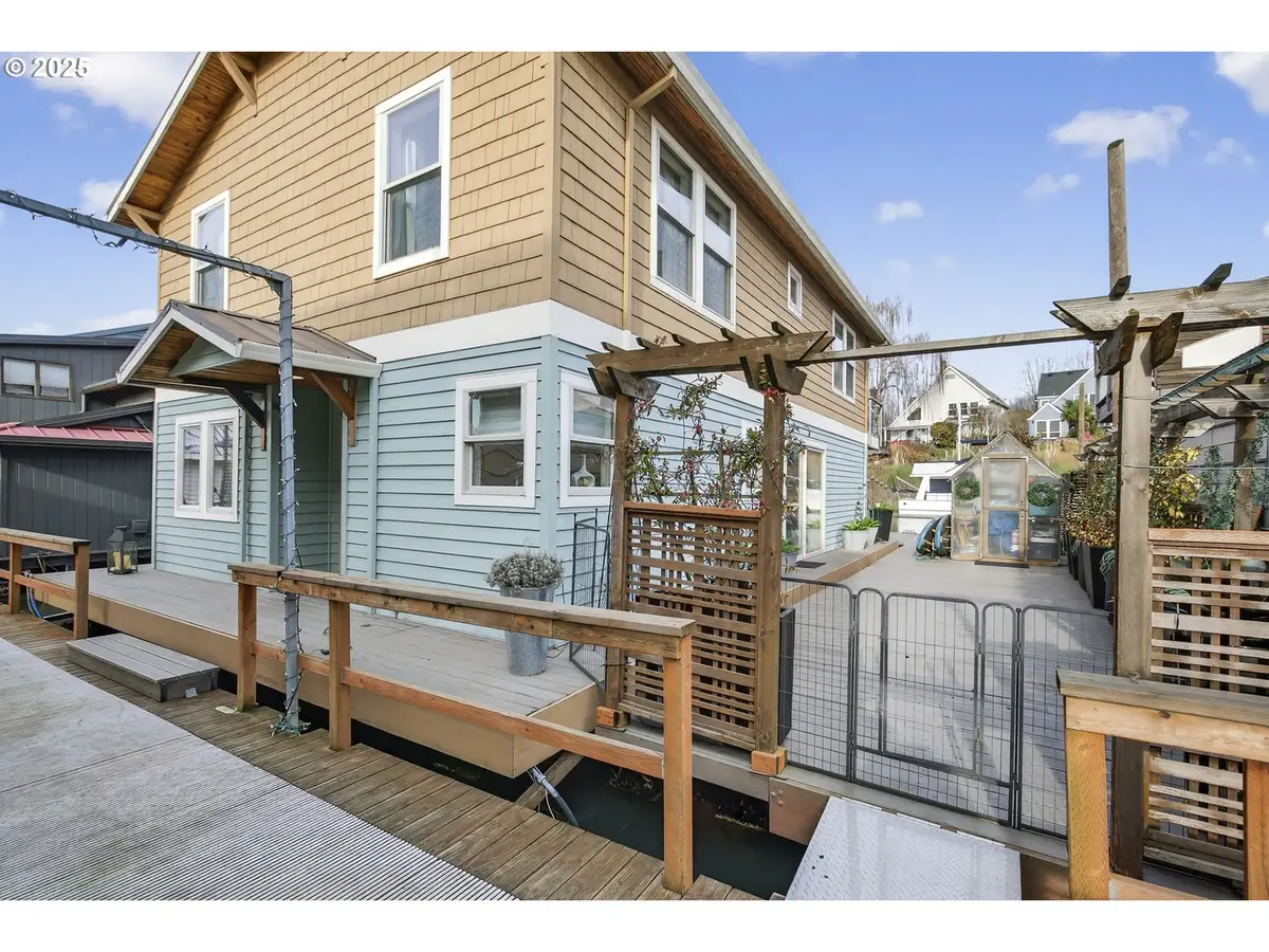 510 N Tomahawk Island Dr, Portland, OR 97217 - Image #1