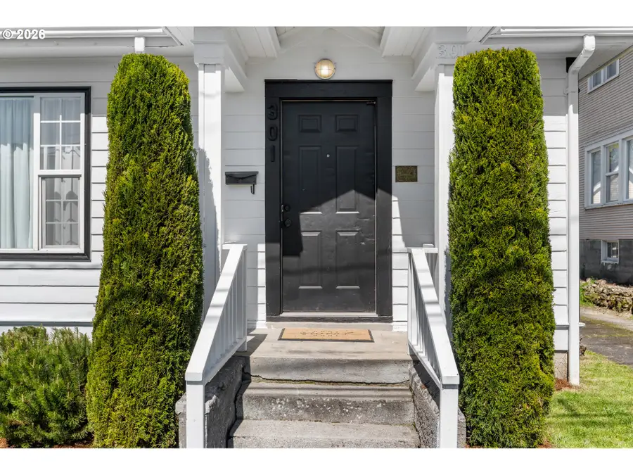 301 Columbia St, Kelso, WA 98626 - #3