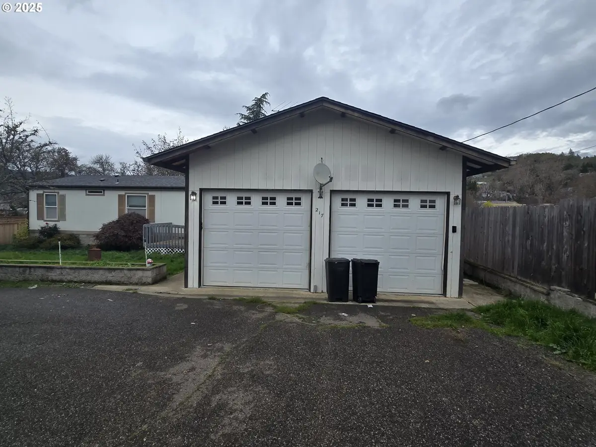 217 NE Peggy Ave, Roseburg, OR 97470 - Image #1