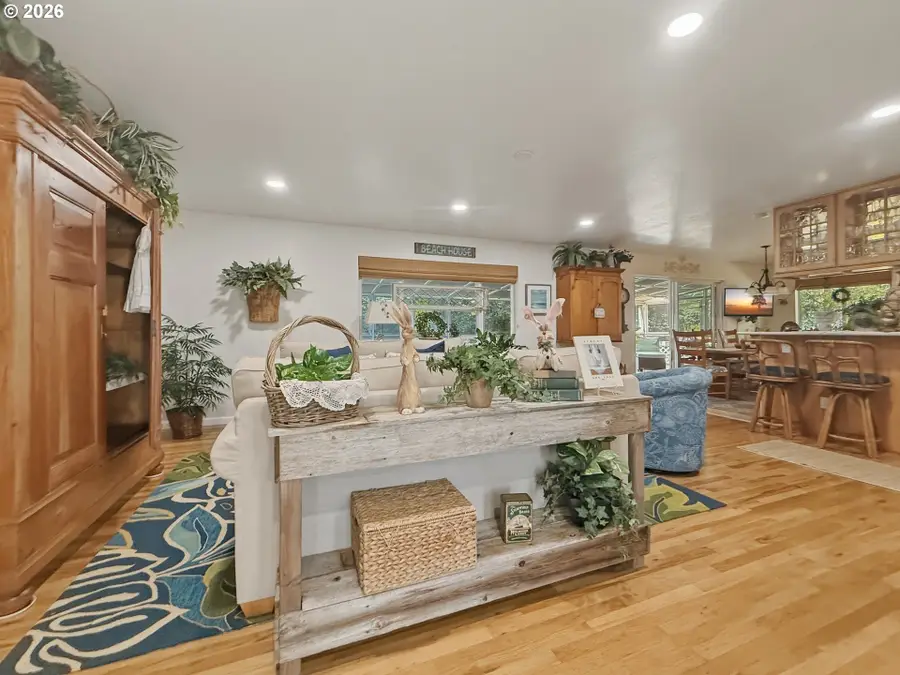 1099 Parkview Dr, Brookings, OR 97415 - #3