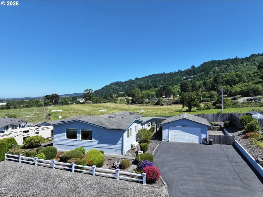 98609 Camellia Dr, Brookings, OR 97415 - #2