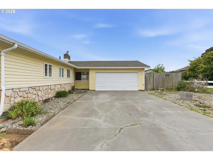 835 12th St, Bandon, OR 97411 - #3