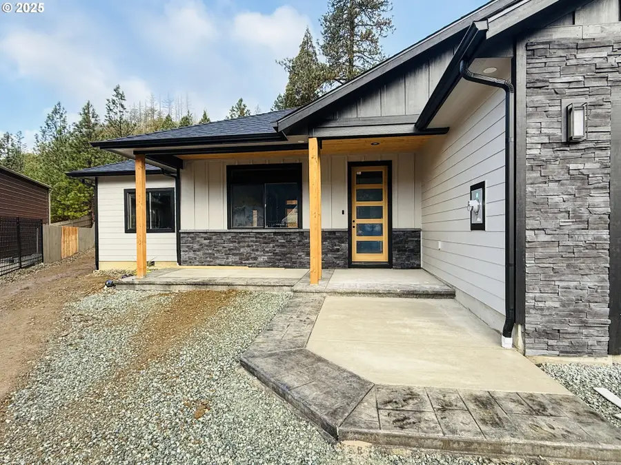 147 Deer Song Ct, Canyonville, OR 97417 - Image #2