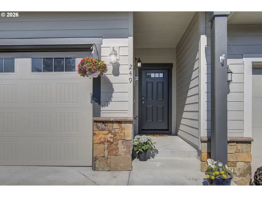 249 N 43rd Pl, Ridgefield, WA 98642 - #2
