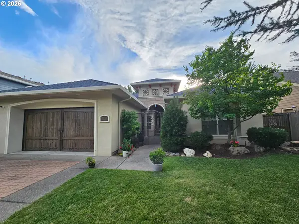 1220 Stonegate Dr, Medford, OR 97504