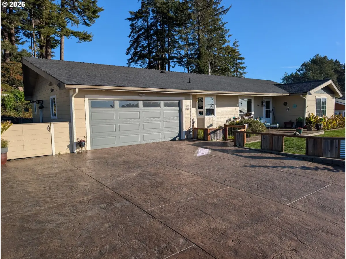 814 Paradise Ln, Brookings, OR 97415 - Image #1
