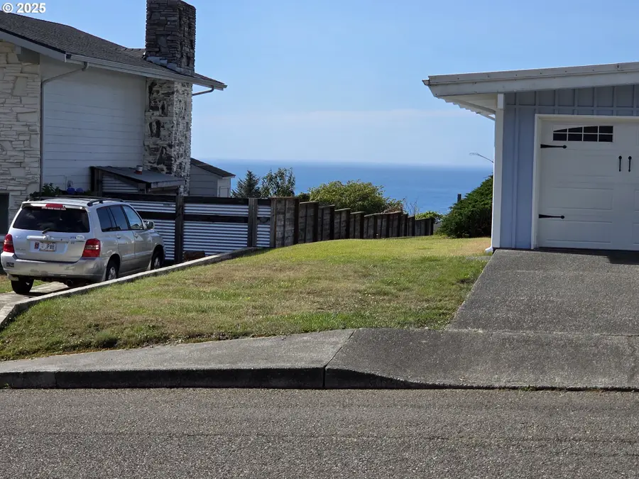 814 Paradise Ln, Brookings, OR 97415 - Image #2