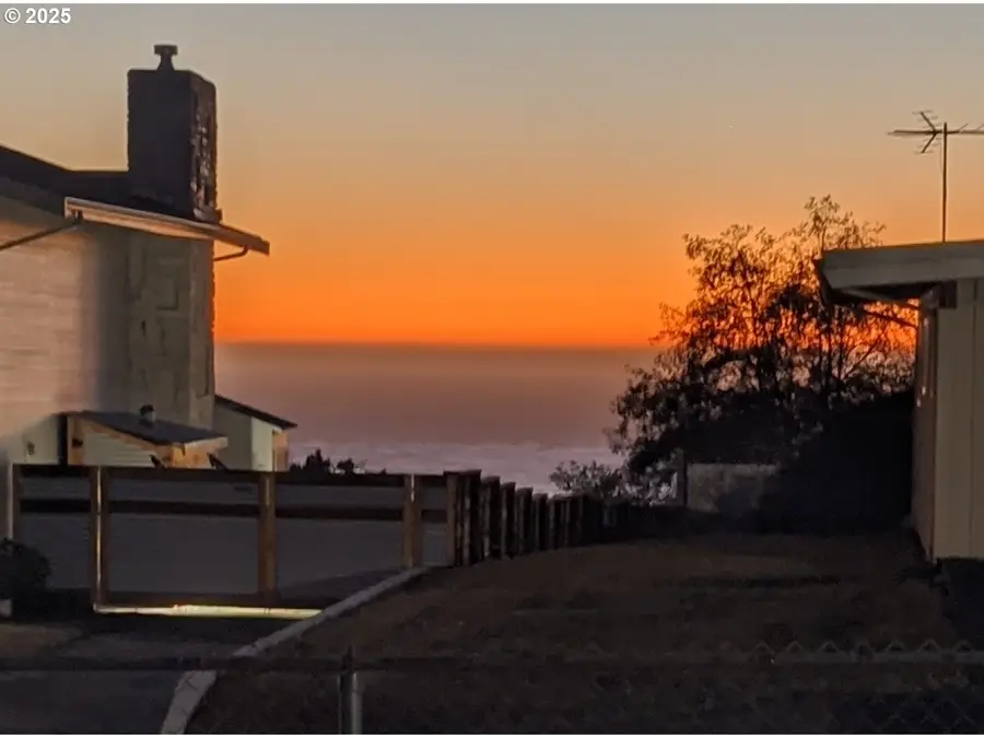 814 Paradise Ln, Brookings, OR 97415 - Image #3