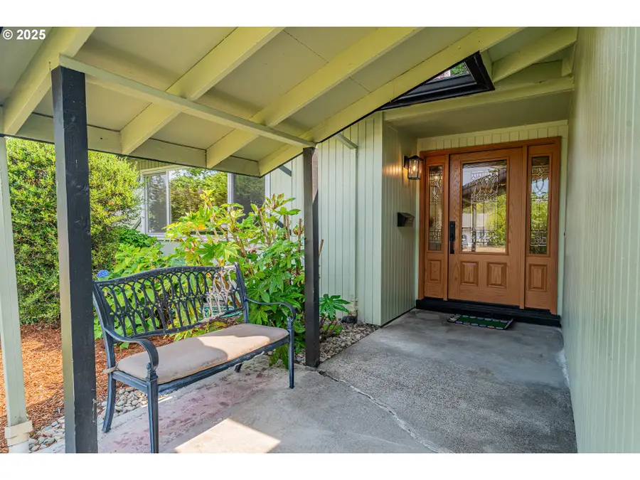 13520 SW Devonshire Dr, Beaverton, OR 97005 - Image #2