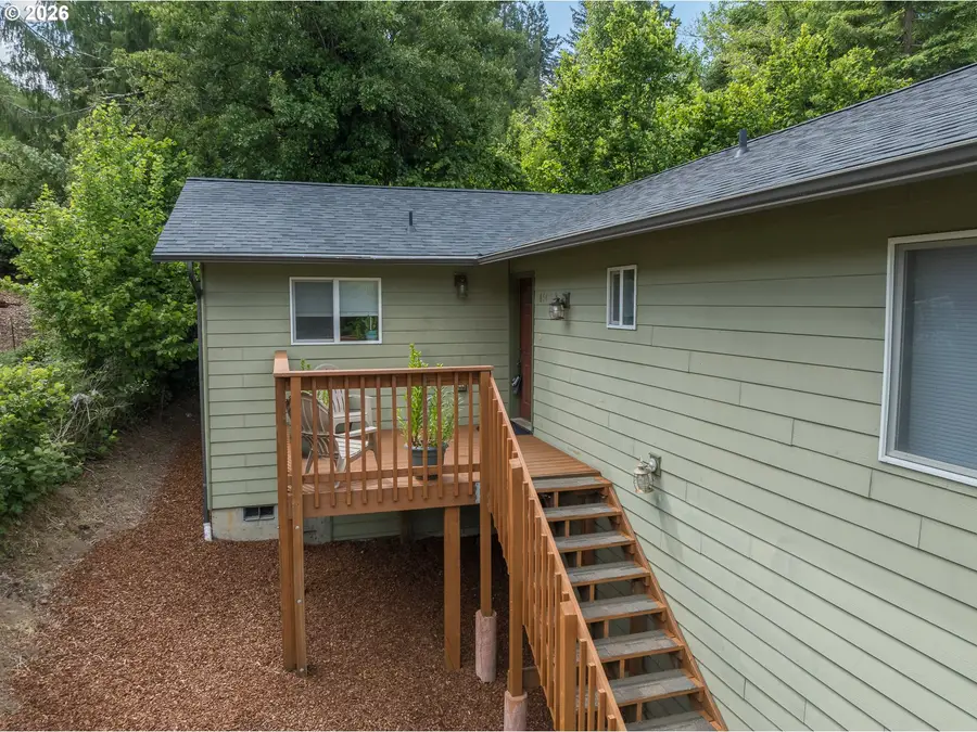 654 NE 8th Pl, Toledo, OR 97391 - #2