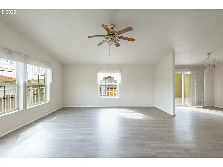 299 4th St, Maupin, OR 97037 - Image #3