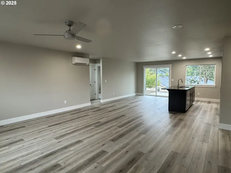 1025 NE Klamath Ave, Roseburg, OR 97470 - Image #2