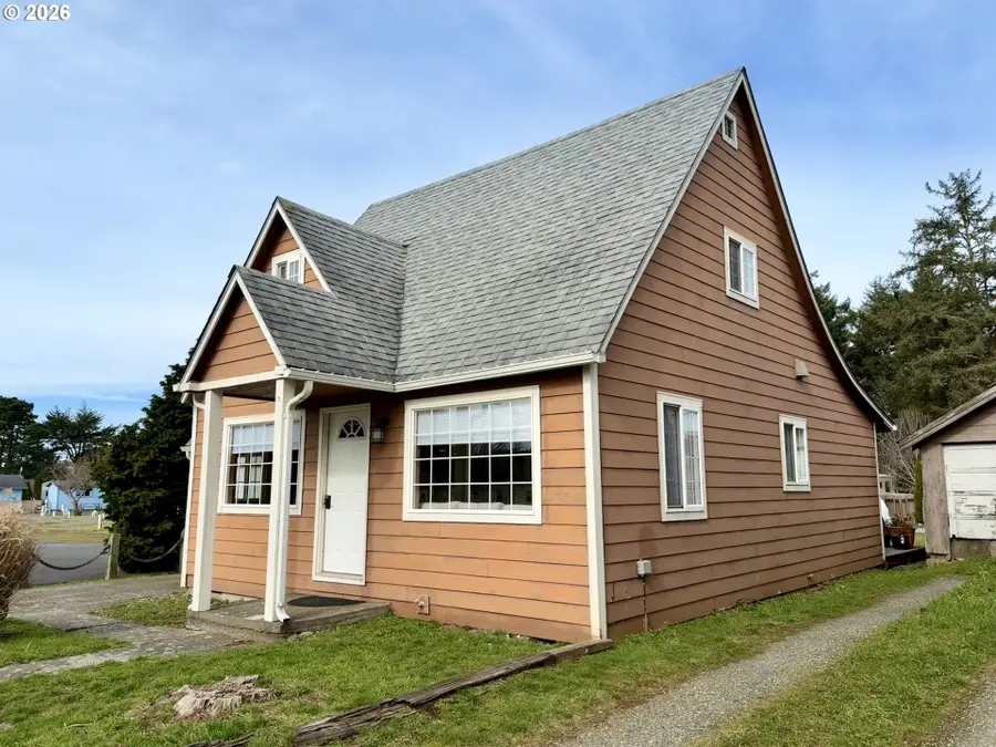 945 2nd St, Bandon, OR 97411 - #3