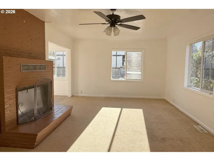 4733 E Amazon Dr, Eugene, OR 97405 - Image #2