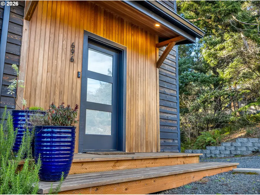 696 N Spruce St, Cannon Beach, OR 97110 - #2