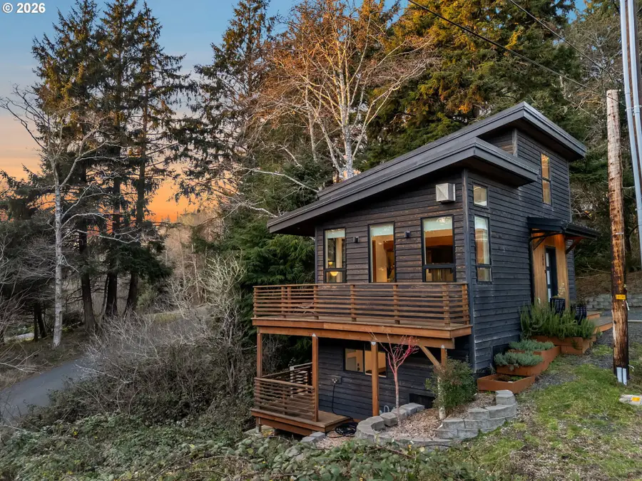696 N Spruce St, Cannon Beach, OR 97110 - #3